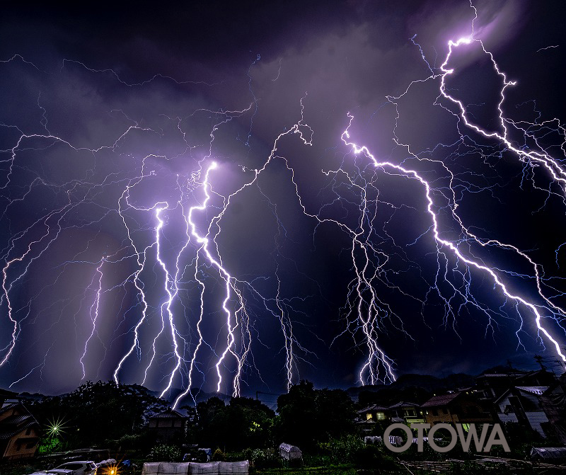 第21回 雷写真コンテスト受賞作品 佳作 -裏庭の光景-